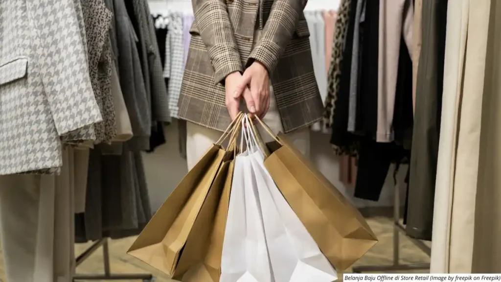 Konsumen belanja baju secara offline di toko retail