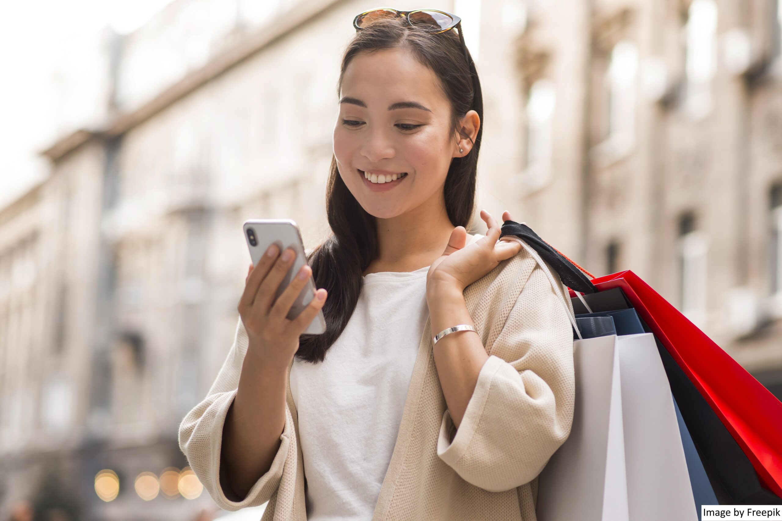 Seorang wanita menggunakan ponsel untuk menjelajahi situs belanja, menunjukkan bahwa pengalaman belanja yang mengutamakan seluler dikonversi dengan lebih baik