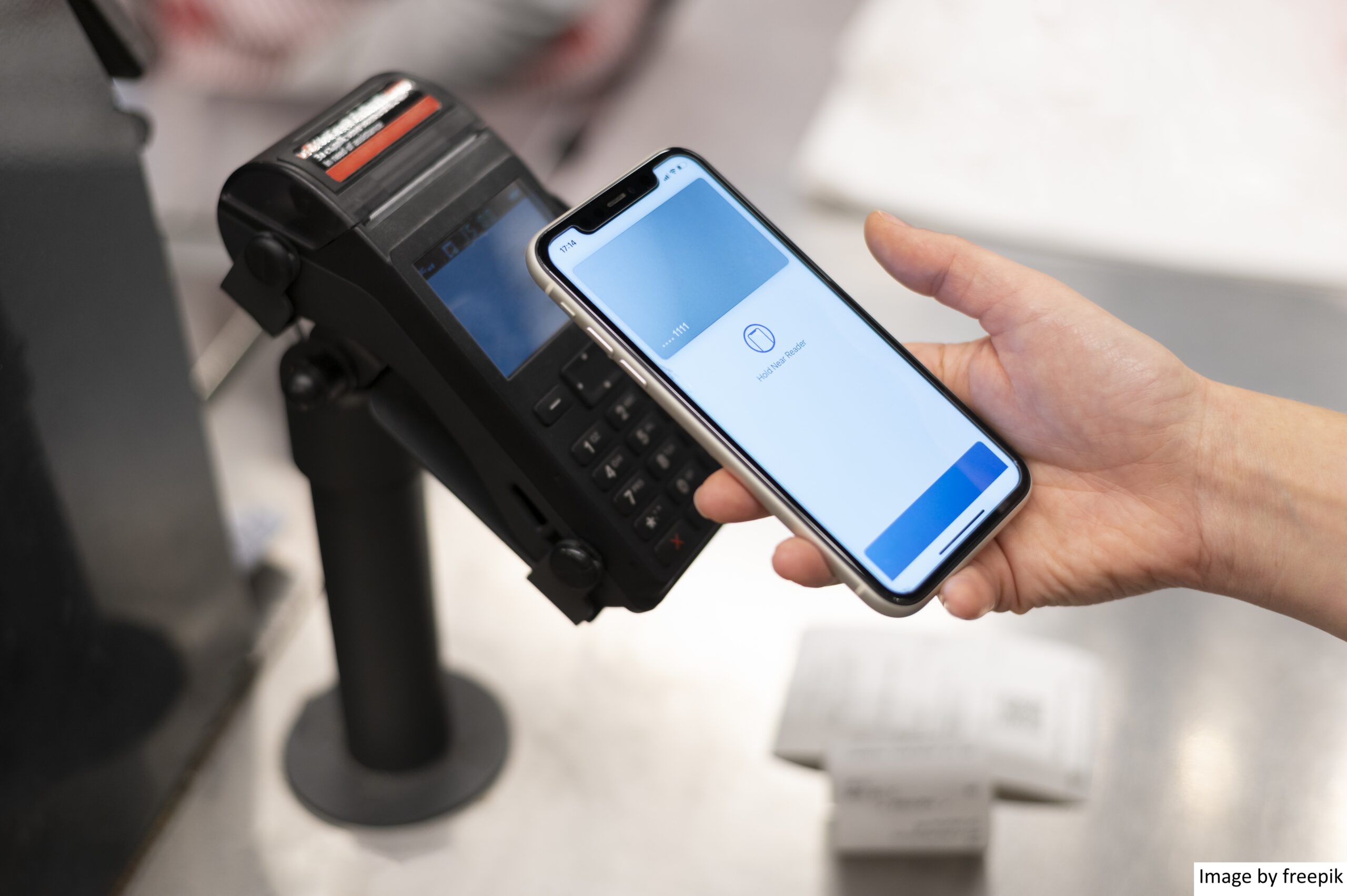บุคคลที่ใช้โทรศัพท์เพื่อชําระเงินที่ระบบ POS ที่สอดคล้องกับ PCI DSS