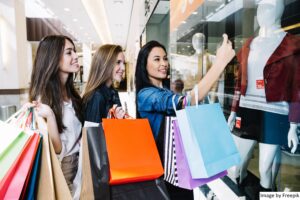 กลุ่มผู้หญิงเพลิดเพลินกับเวลาในร้านค้าปลีกด้วย AI ในการตัดสินใจค้าปลีก